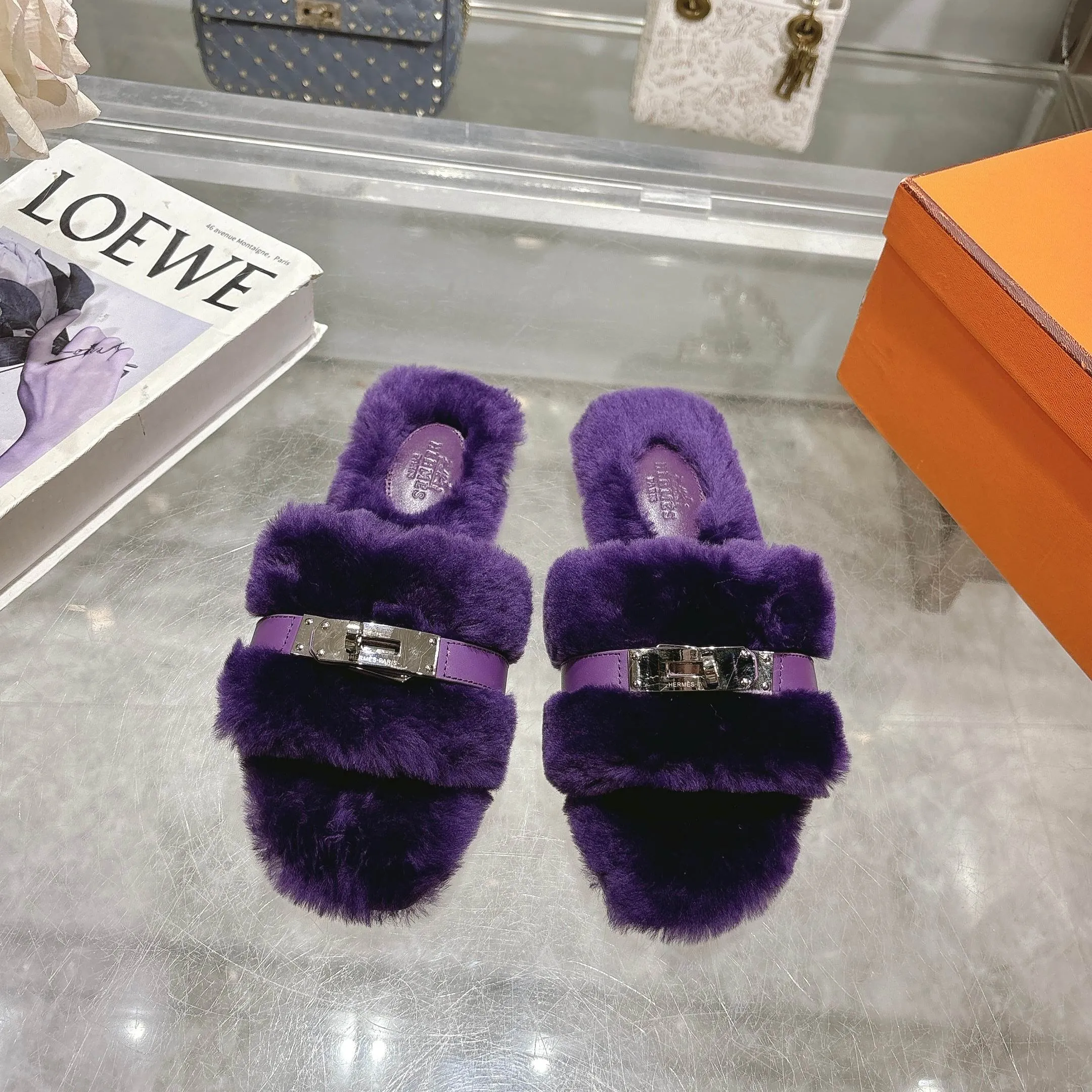 👟👟Ex-factory price 500👟👟 Purchasing agent level Hermes Hermès second uncle hair slippers are in stock all year round. 2025 new and new colors official website, Xiaohongshu synchronizes the latest color matching Hermès hot models are hot online, upgraded workmanship, high quality! Fashionable small wool H-trailers, autumn and winter style flat-soled wool mop, can be customized without standard, non-refundable and non-exchangeable. Fabric: Imported lamb's roll real wool. Lining: Imported lamb's roll real wool. Outsole: Genuine leather outsole. Size: 35-43, [Note: 41, 42, 43 customized]